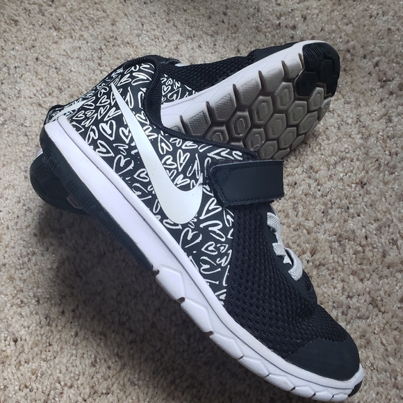 girls black nike tennis shoes